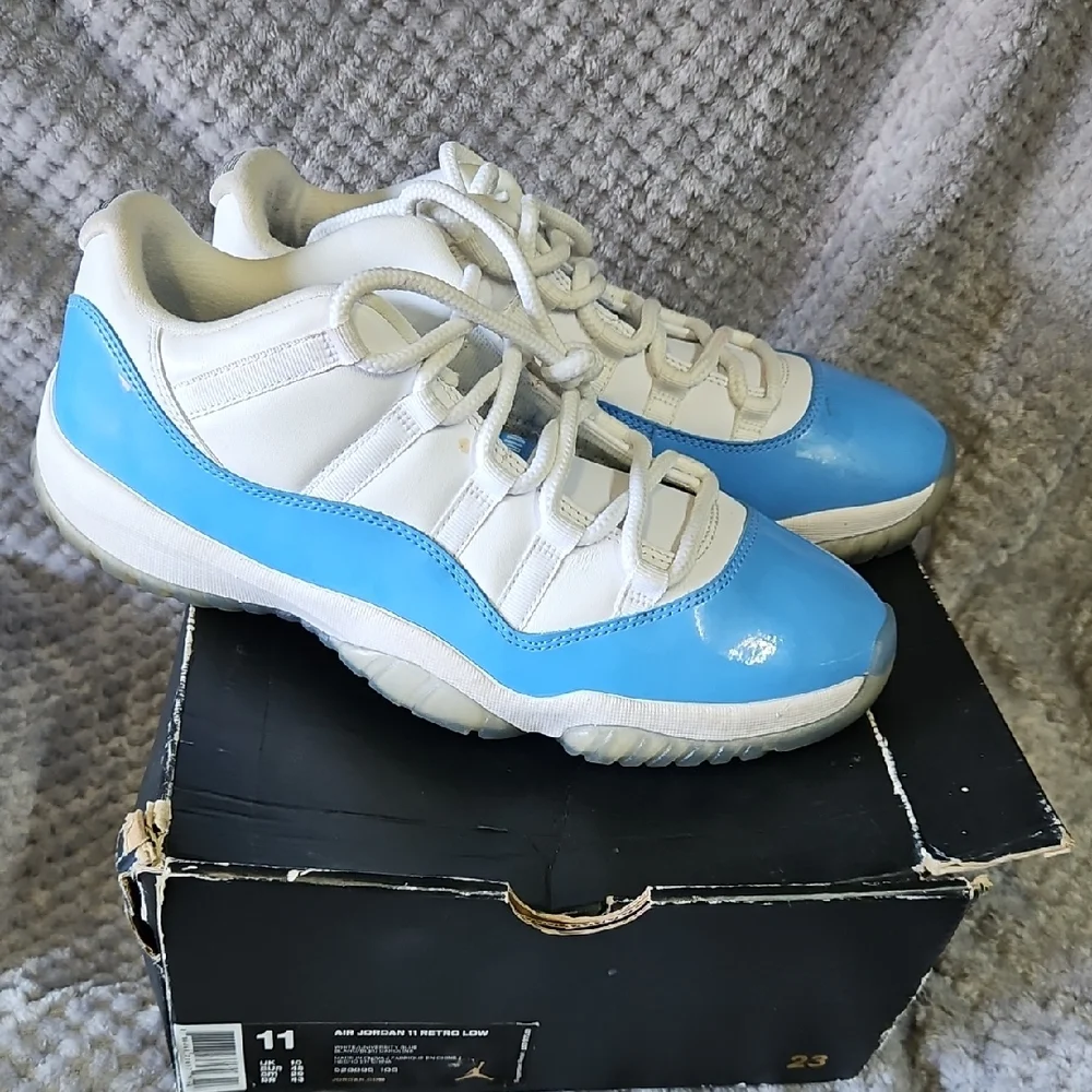 Jordan Sneakers in Blue and White - Picture 2 of 7